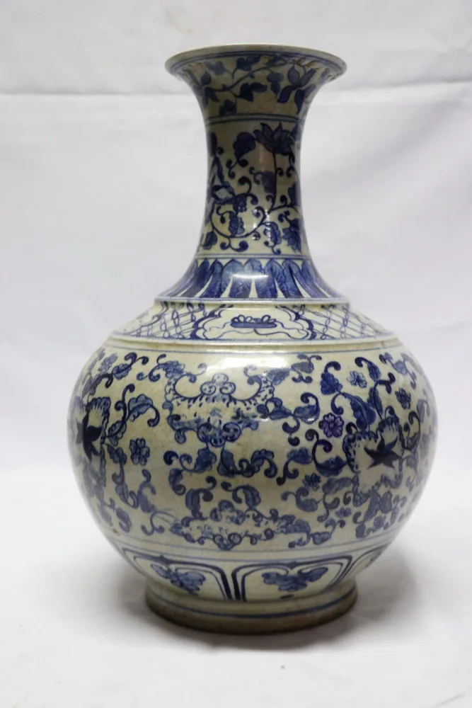 Antique Chinese Ming dynasty Blue and White Porcelain Vase, view 2