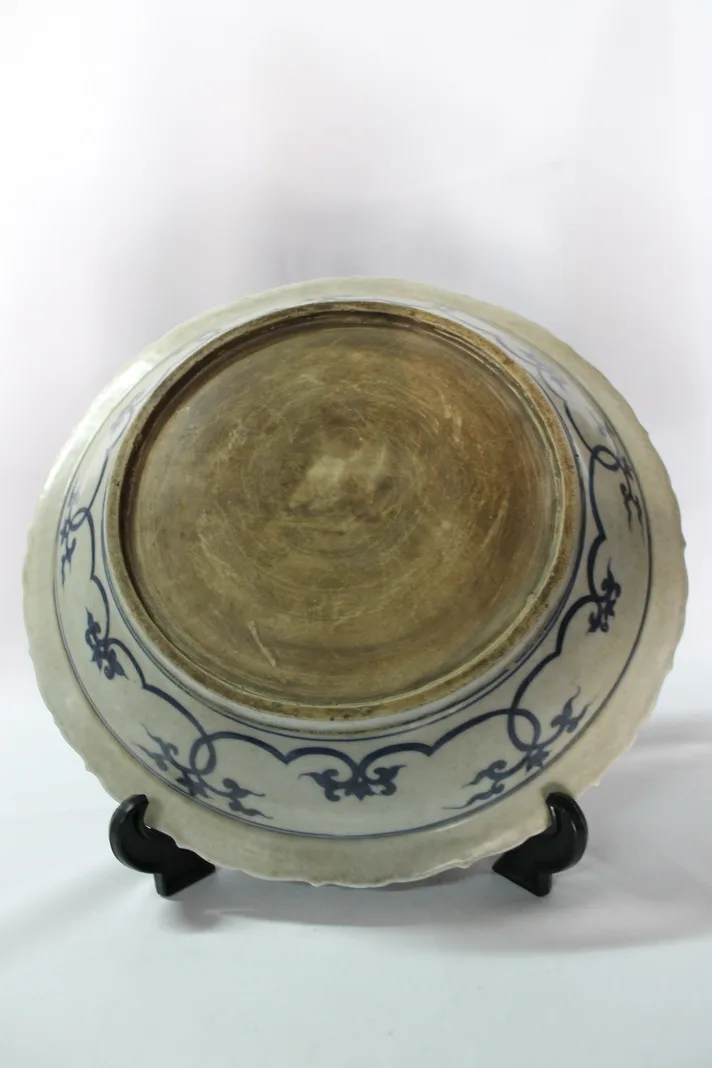 Antique Chinese porcelain plate middle Ming dynasty, view 2