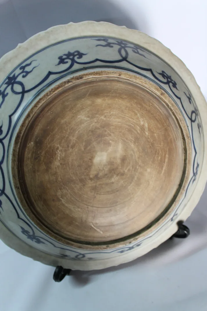 Antique Chinese porcelain plate middle Ming dynasty, view 3