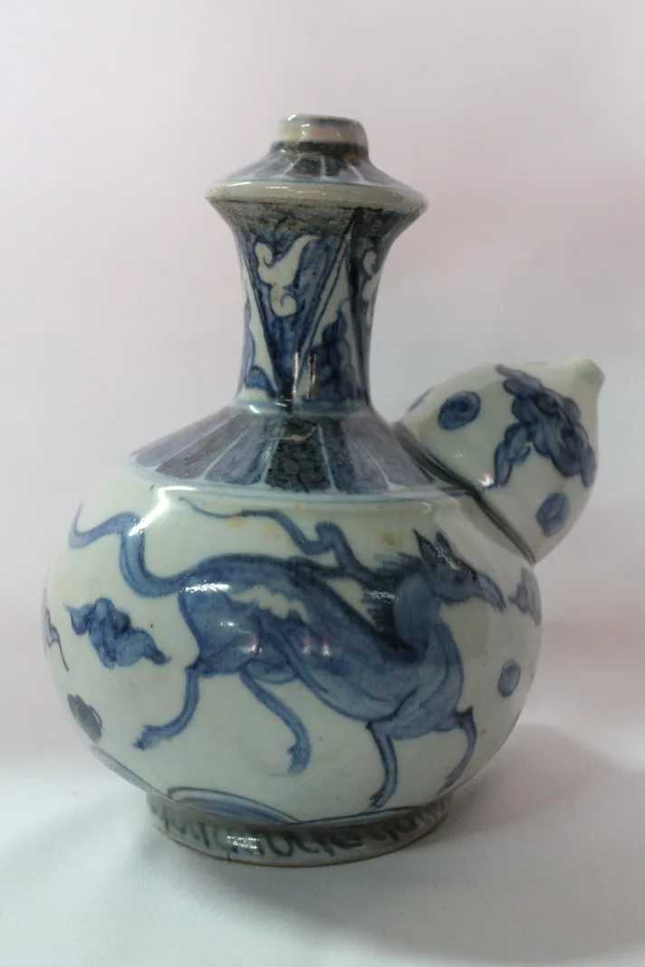 Chinese Antique porcelain Kendi Jiajing Period Ming Dynasty, view 2